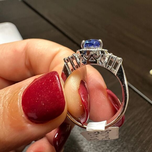 STUNNING 2.23ct sapphire with .28ctw diamonds, set in 18k white gold ring!! - Picture 9 of 17